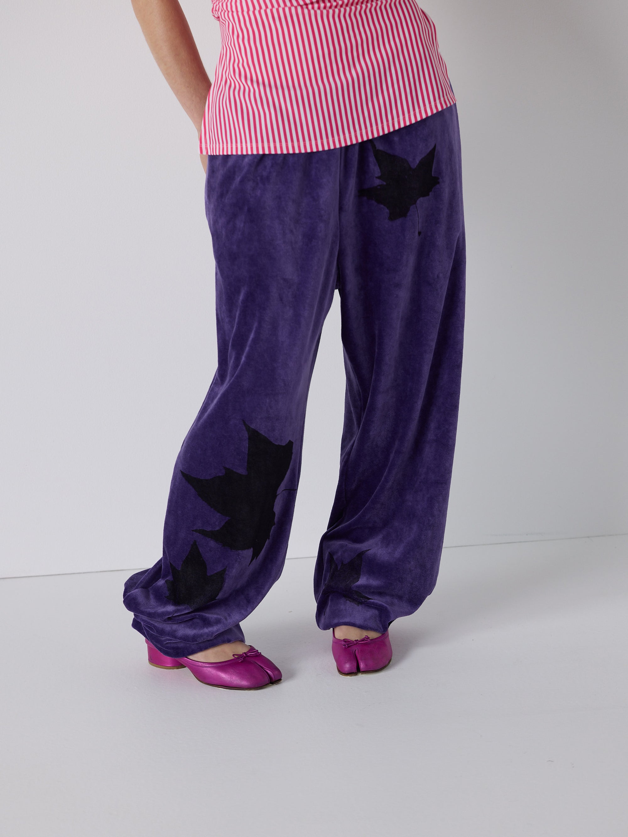honor wears the yummy mummy trackpants in grape, fit 1